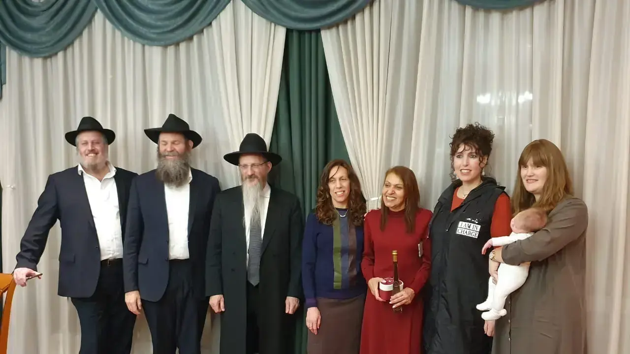 יפה יששכר, אמה של נעמה יששכר, עם הרב לזר ושליחי חב"ד ברוסיה, 30 בינואר 2020 יפה יששכר, אמה של נעמה יששכר, עם הרב לזר ושליחי חב"ד ברוסיה, 30 בינואר 2020