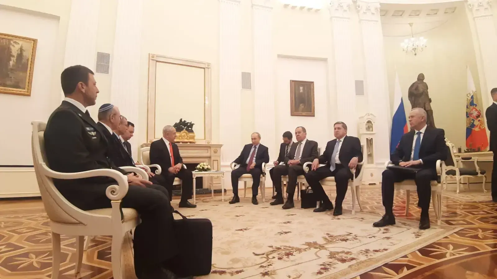 נשיא רוסיה, ולדימיר פוטין מקבל את רה"מ, נתניהו במסגרת פגישתם בקרמלין 30 בינואר 2020 נשיא רוסיה, ולדימיר פוטין מקבל את רה"מ, נתניהו במסגרת פגישתם בקרמלין 30 בינואר 2020