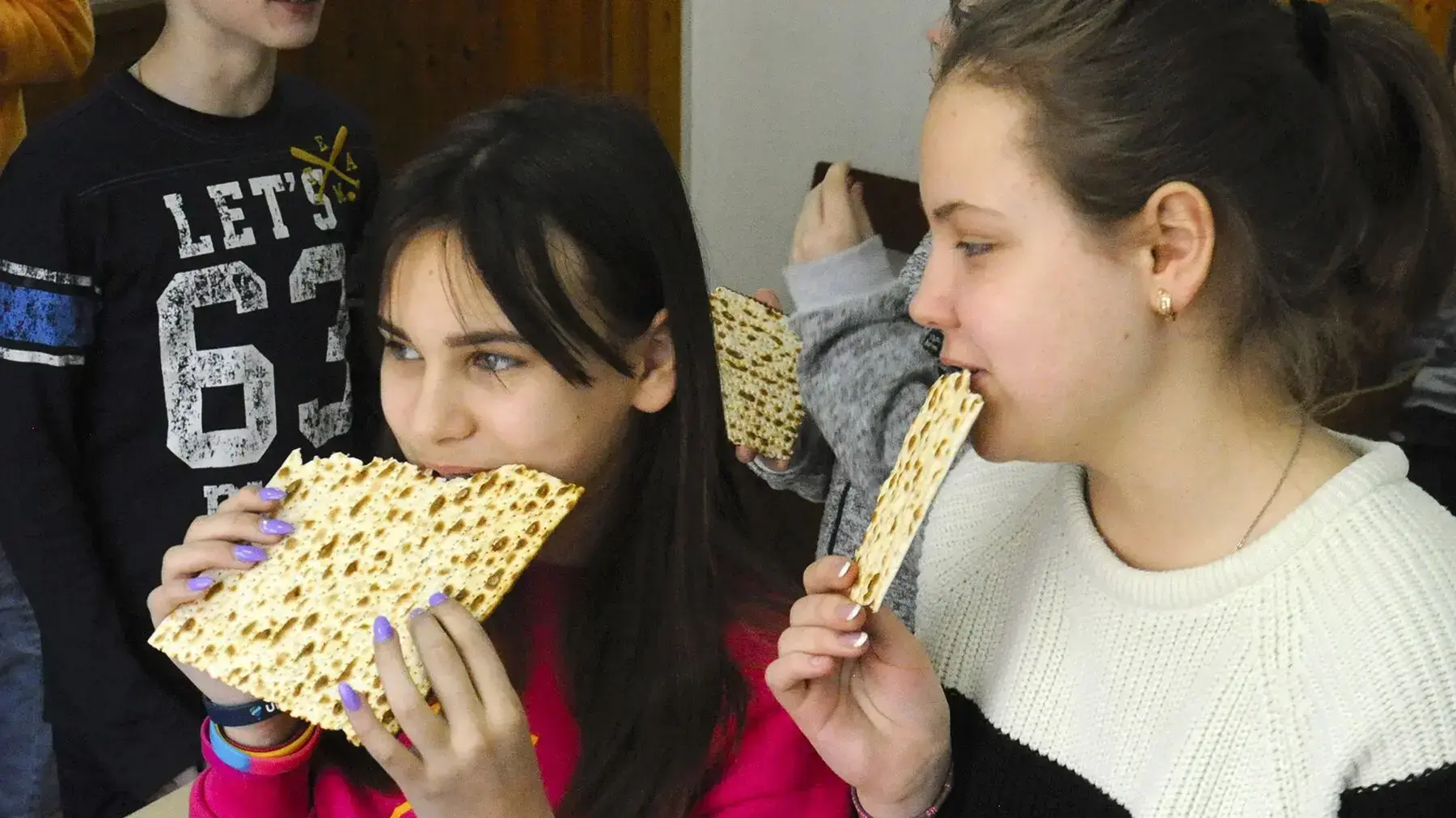 ויקי איגנטיוק (שמאל) וקייט קלויצ׳בסקי טועמים מצה שהובאה לכיתתם על ידי מתנדבים יהודים אשר מנסים להפריך סטריאוטיפים אנטישמיים הרווחים בקרב רבים במולדובה (לארי לקסנר) ויקי איגנטיוק (שמאל) וקייט קלויצ׳בסקי טועמים מצה שהובאה לכיתתם על ידי מתנדבים יהודים אשר מנסים להפריך סטריאוטיפים אנטישמיים הרווחים בקרב רבים במולדובה (לארי לקסנר)