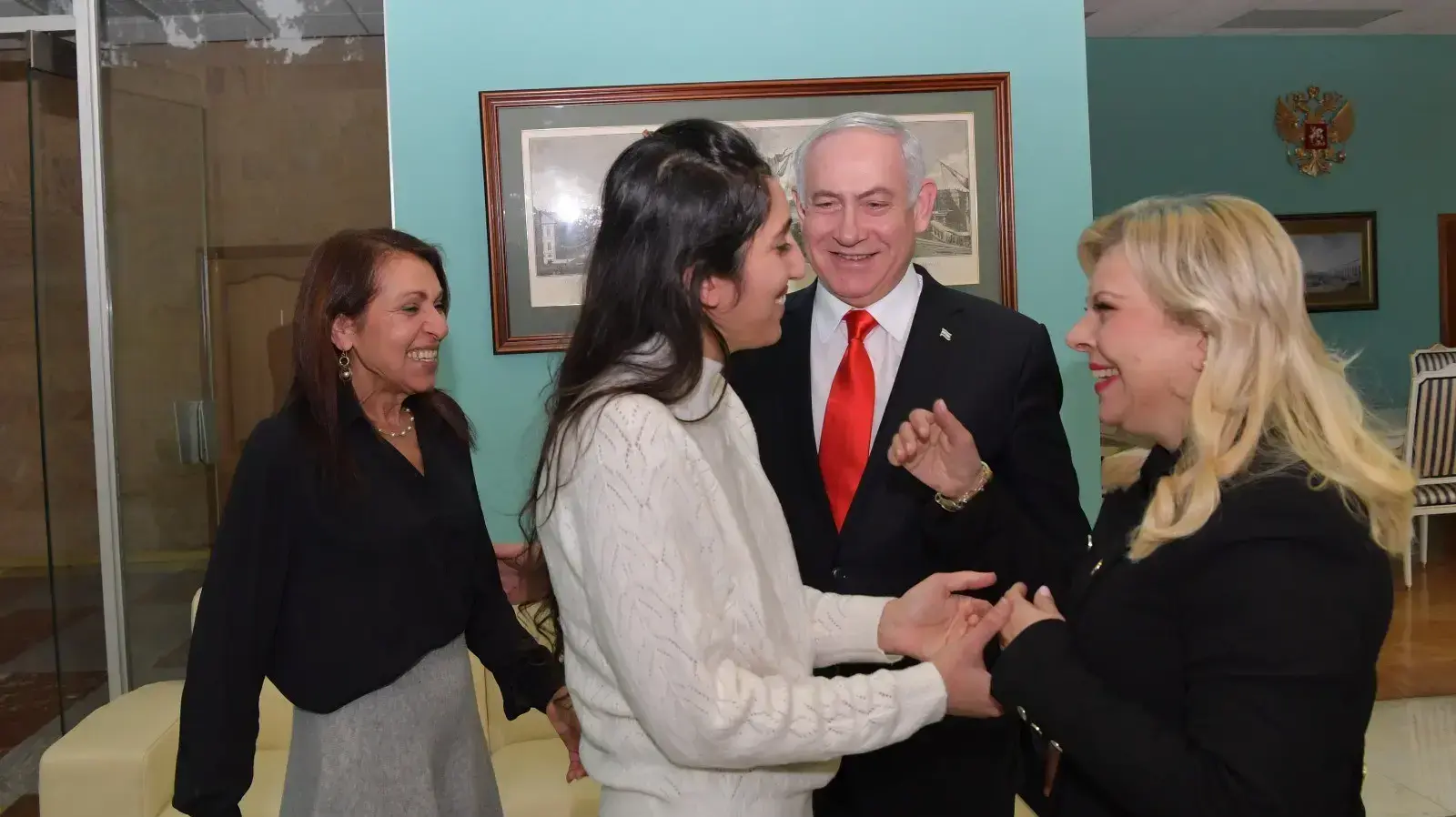 ראש הממשלה בנימין נתניהו ורעייתו פגשו כעת את נעמה יששכר ואמה יפה יששכר בשדה התעופה במוסקבה 30 בינואר 2020 ראש הממשלה בנימין נתניהו ורעייתו פגשו כעת את נעמה יששכר ואמה יפה יששכר בשדה התעופה במוסקבה 30 בינואר 2020