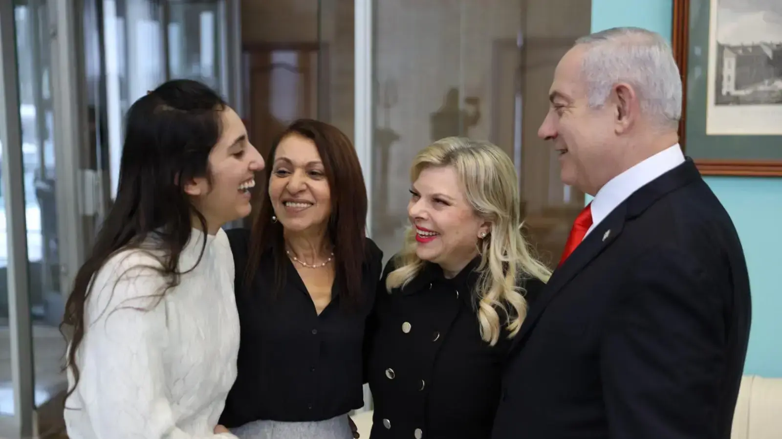 ראש הממשלה בנימין נתניהו ורעייתו פגשו כעת את נעמה יששכר ואמה יפה יששכר בשדה התעופה במוסקבה 30 בינואר 2020