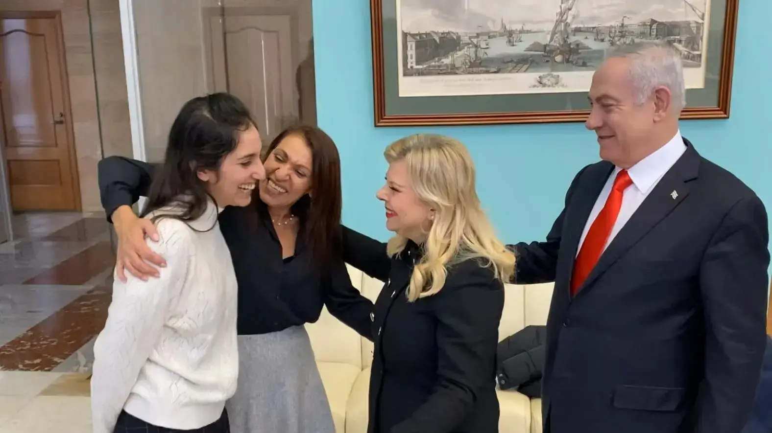 ראש הממשלה בנימין נתניהו ורעייתו פגשו כעת את נעמה יששכר ואמה יפה יששכר בשדה התעופה במוסקבה 30 בינואר 2020