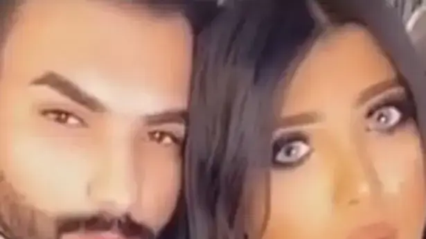 בני זוג נעצרו בגלל סרטון של הבעל מסרק את אשתו בני זוג נעצרו בגלל סרטון של הבעל מסרק את אשתו