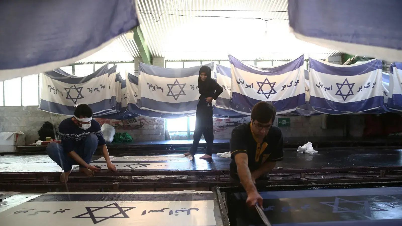 מפעל לייצור דגלים בעיר חומיין, איראן, 28 בינואר 2020 מפעל לייצור דגלים בעיר חומיין, איראן, 28 בינואר 2020