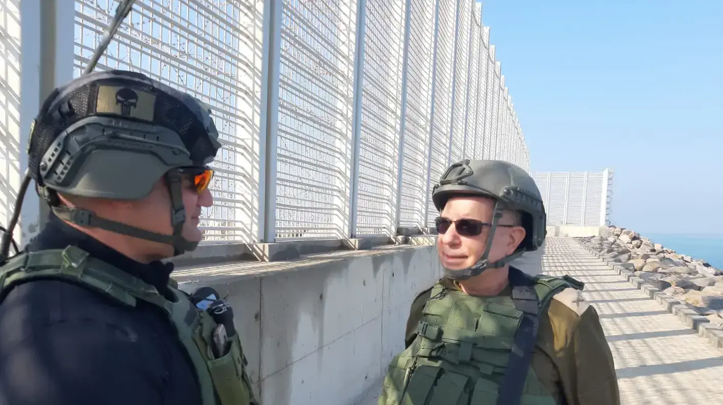 תת אלוף ערן אופיר על רקע המכשול הימי תת אלוף ערן אופיר על רקע המכשול הימי