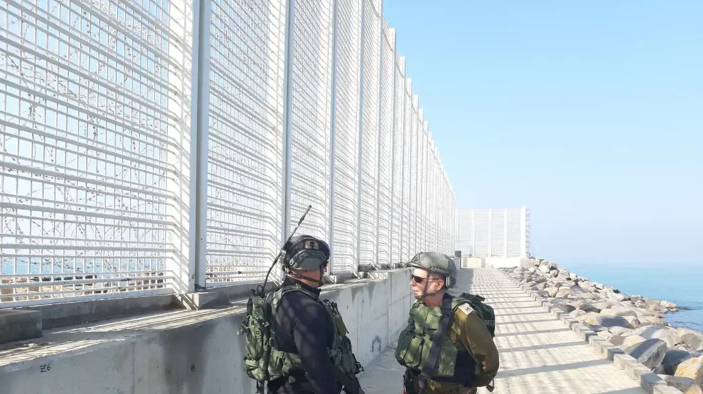 תת אלוף ערן אופיר על רקע המכשול הימי תת אלוף ערן אופיר על רקע המכשול הימי