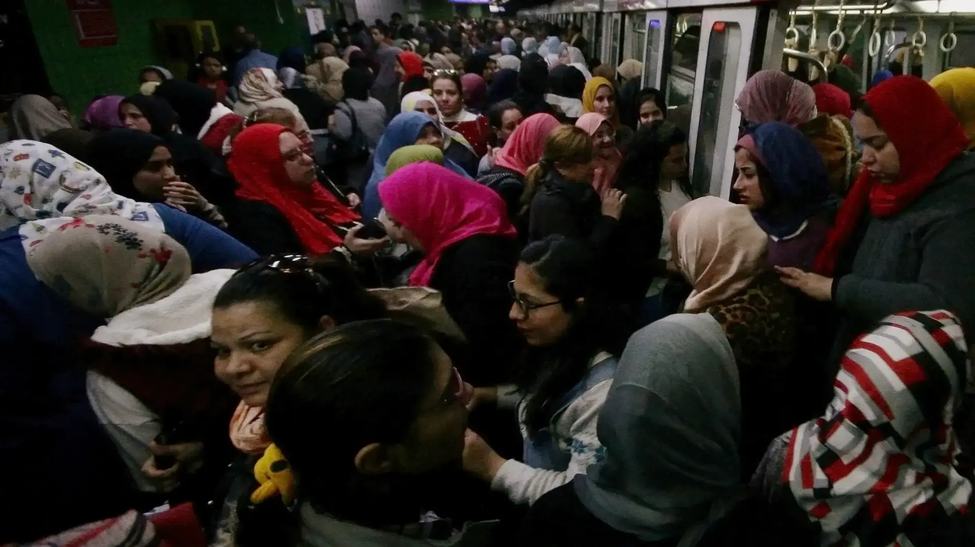 צפיפות בתחבורה הציבורית בקהיר, מצרים, 29 ינואר 2020 