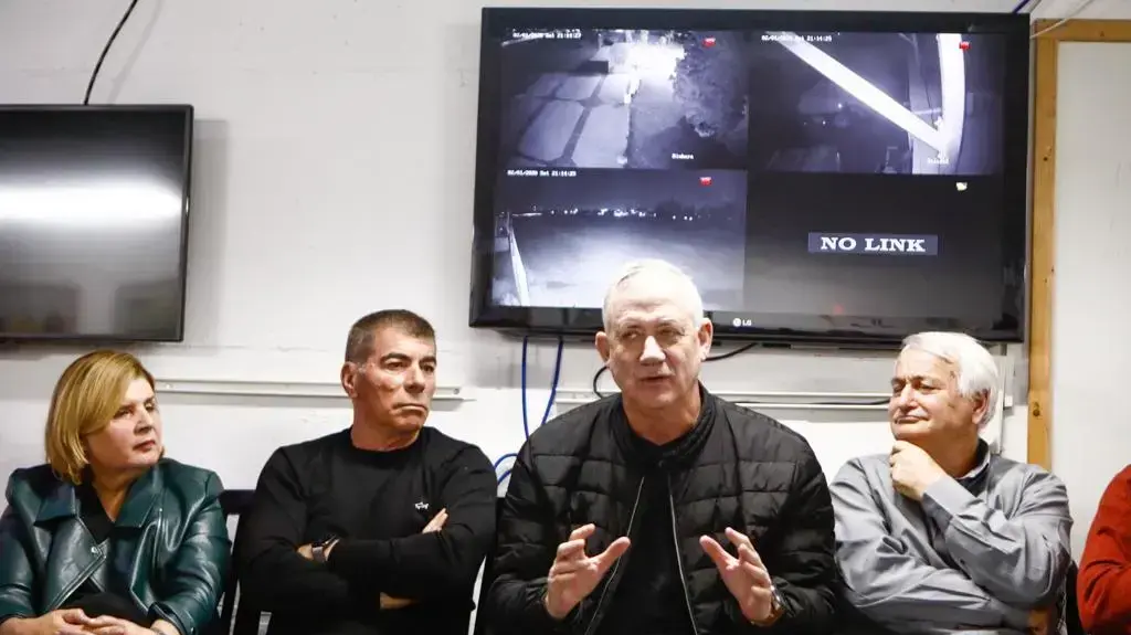 יו"ר כחול לבן בני גנץ, גבי אשכנזי ואורנה ברביבאי בביקור בקיבוץ נחל עוז בעת התרעת צבע אדום. 1 בפברואר 2020 יו"ר כחול לבן בני גנץ, גבי אשכנזי ואורנה ברביבאי בביקור בקיבוץ נחל עוז בעת התרעת צבע אדום. 1 בפברואר 2020