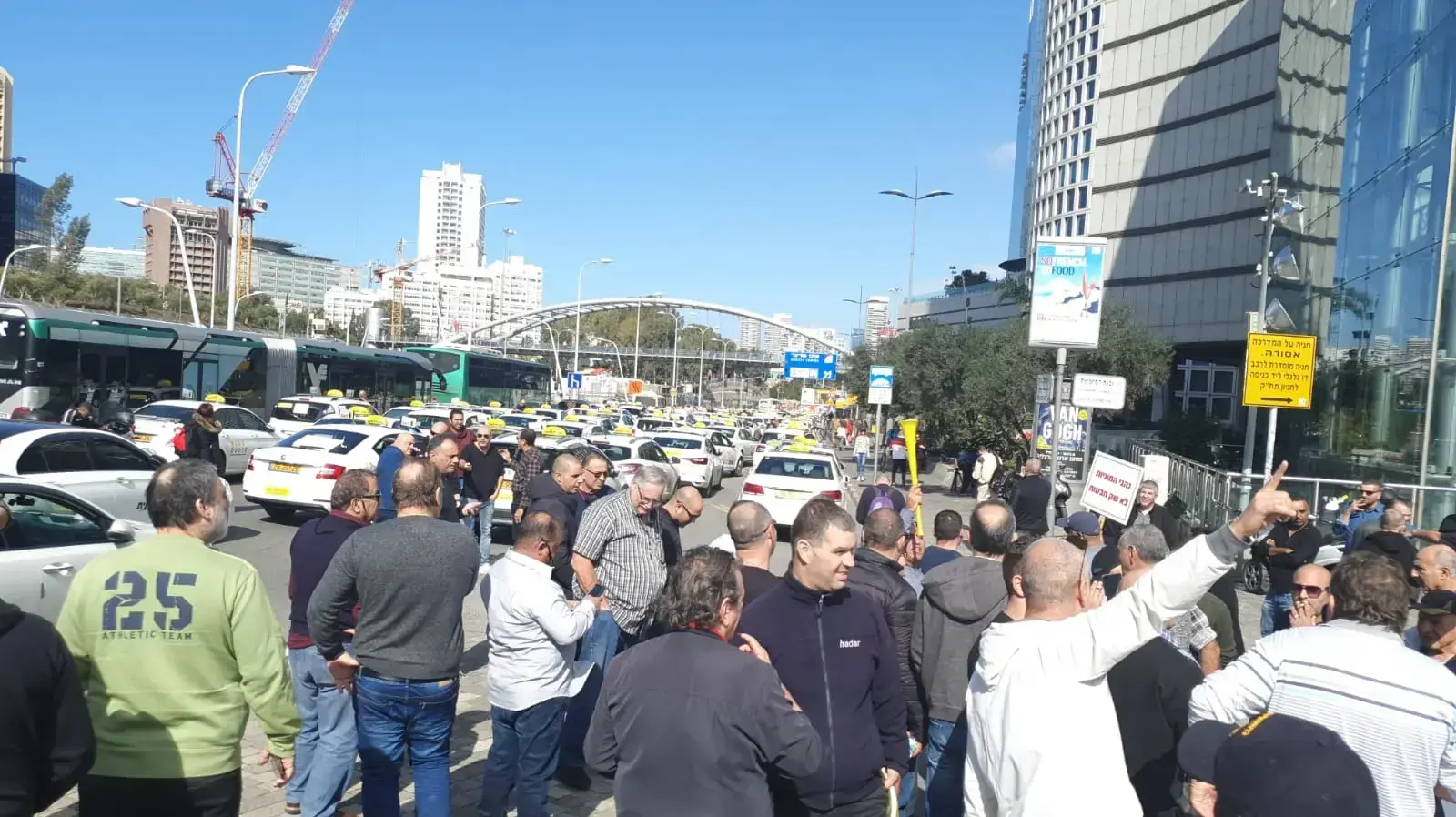 מחאת נהגי המוניות על רפורמת תעריפי הנסיעה בצומת עזריאלי בתל אביב. 02 בפברואר 2020.