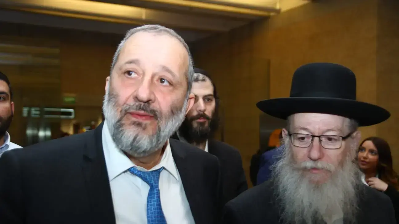 שר הפנים דרעי ושר הבריאות ליצמן סיירו בעמדות רשות האוכלוסין וההגירה בנתב״ג, 2 בפברואר 2020 שר הפנים דרעי ושר הבריאות ליצמן סיירו בעמדות רשות האוכלוסין וההגירה בנתב״ג, 2 בפברואר 2020