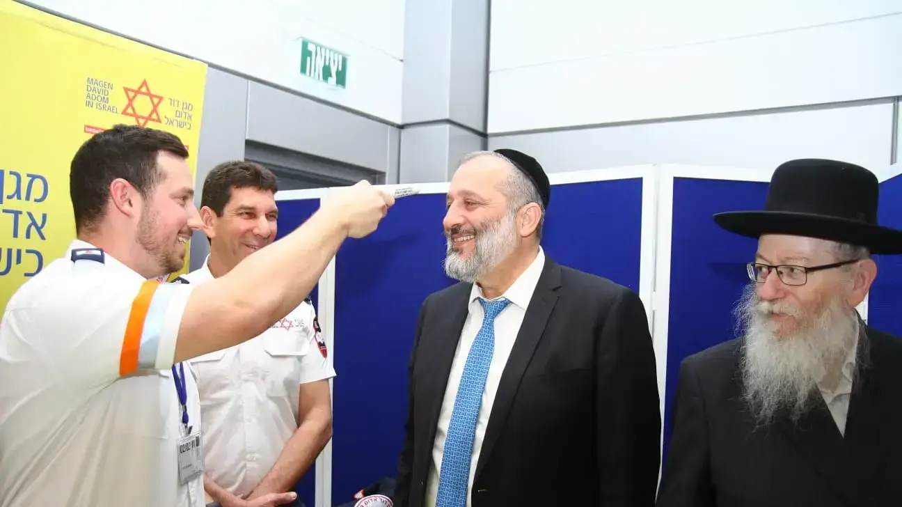 שר הפנים דרעי ושר הבריאות ליצמן סיירו בעמדות מד"א ורשות האוכלוסין וההגירה בנתב״ג, 2 בפברואר 2020
