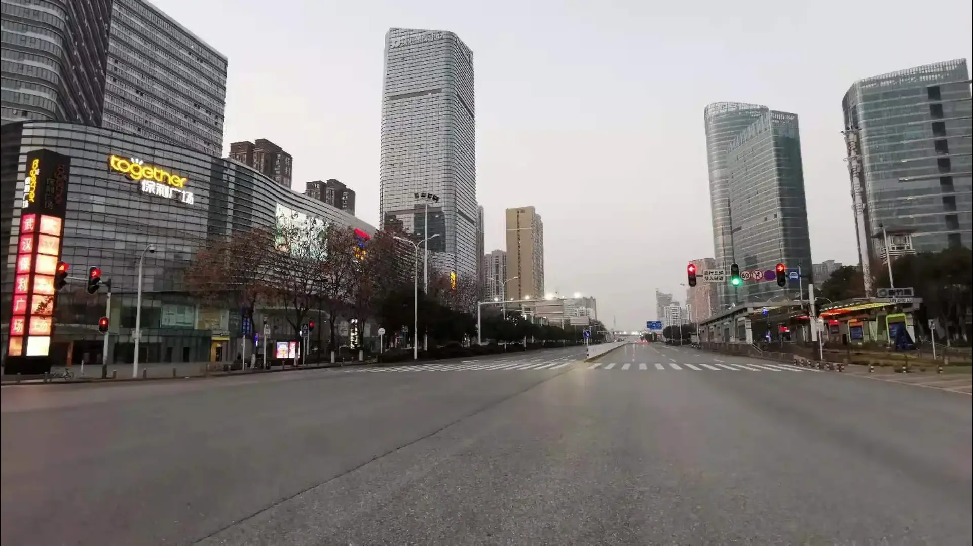 כביישים ריקים בעיר ווהאן שבסין בעקבות וירוס הקורונה שפקד את האזור 3 במרץ 2020 כביישים ריקים בעיר ווהאן שבסין בעקבות וירוס הקורונה שפקד את האזור 3 במרץ 2020