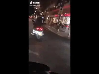 תיעוד | רוכב על קטנוע ויורה חזיזים לעבר עוברי אורח בתל אביב  
