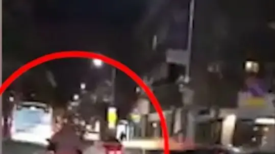 תיעוד | רוכב על קטנוע ויורה חזיזים לעבר עוברי אורח בתל אביב תיעוד | רוכב על קטנוע ויורה חזיזים לעבר עוברי אורח בתל אביב