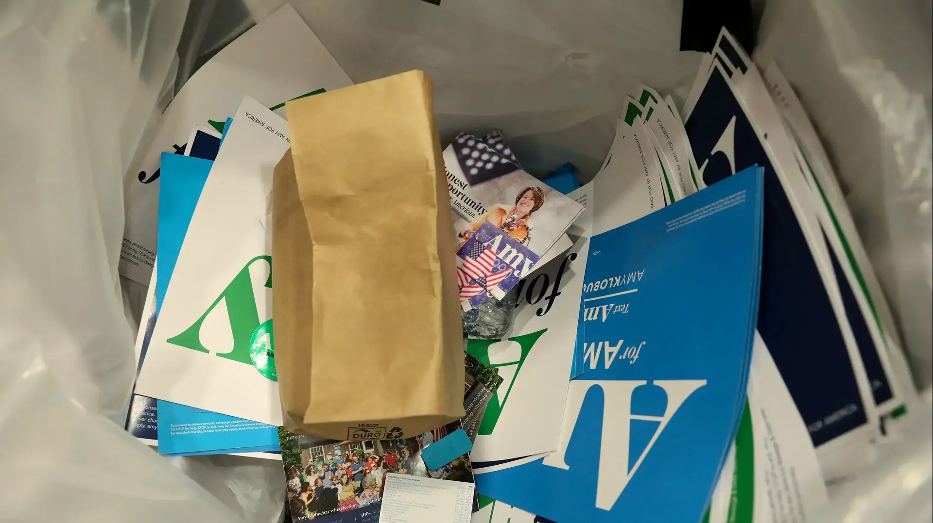 שלטים הקוראים לתמוך בסנאטורית והמועמדת הדמוקרטית לנשיאות ארה"ב איימי קלובשר מונחים באולם אירועים באיווה 4 בפברואר 2020 שלטים הקוראים לתמוך בסנאטורית והמועמדת הדמוקרטית לנשיאות ארה"ב איימי קלובשר מונחים באולם אירועים באיווה 4 בפברואר 2020
