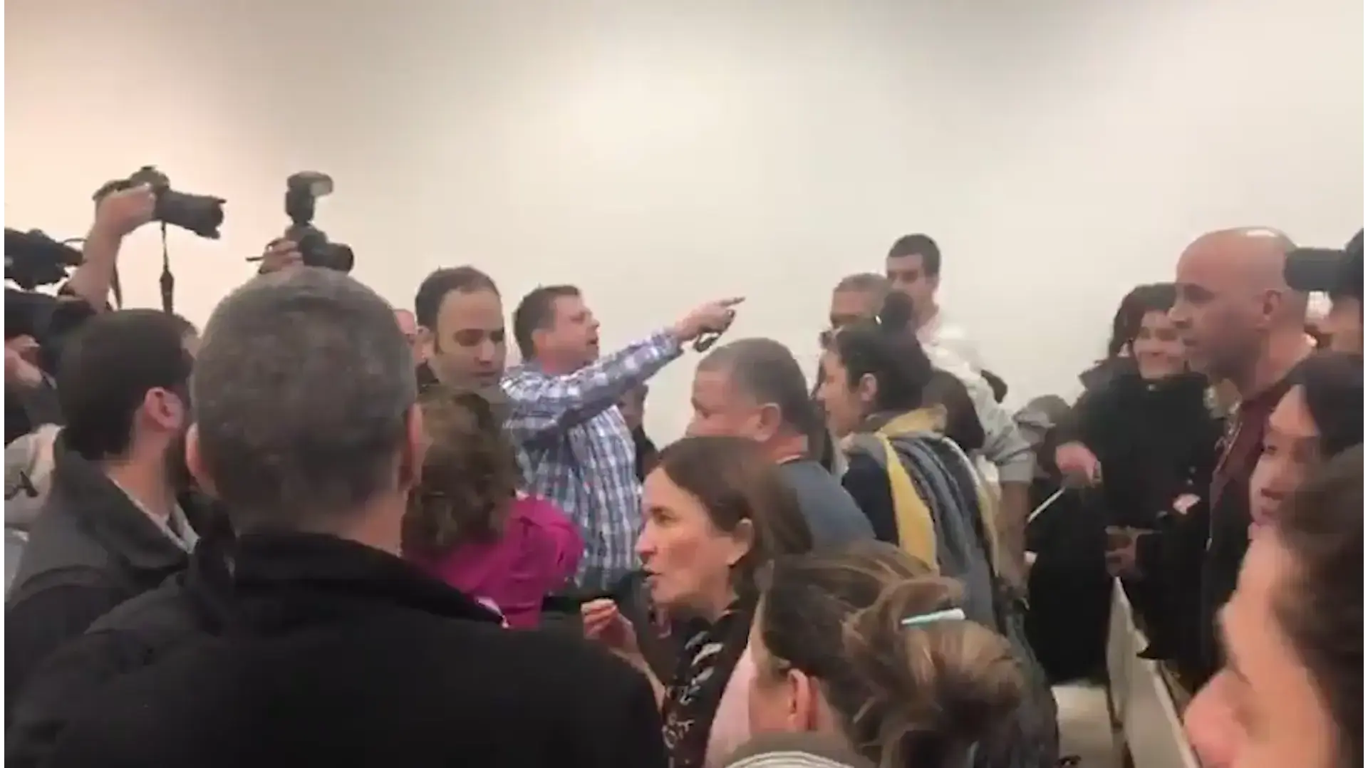 מהומה פרצה בביהמ"ש בפתיחת דיון הוכחות 
בתביעת לשון הרע בגין הסרט "ג'נין ג'נין"

בית המשפט המחוזי-מרכז, לוד

יוצר הסרט מוחמד בכרי נחקר בדיון, במסגרת משפט הדיבה שמנהל נגדו 
סא"ל במיל' ניסים מגנאג'י, שהשתתף במבצע "חומת מגן" ב-2002