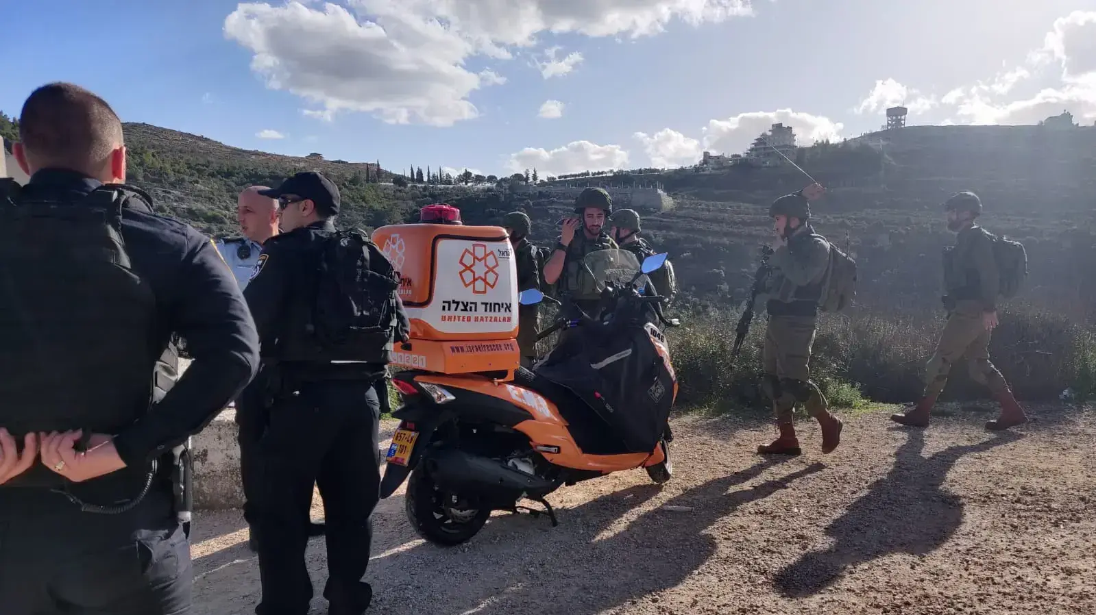 חובשים מיחידת האופנועים של איחוד הצלה בסיוע צוותי רפואה של צה"ל העניקו סיוע ראשוני לפצוע קל בפיגוע הירי בסמוך לצומת הפרסה - ה-6 לפברואר 2020 חובשים מיחידת האופנועים של איחוד הצלה בסיוע צוותי רפואה של צה"ל העניקו סיוע ראשוני לפצוע קל בפיגוע הירי בסמוך לצומת הפרסה - ה-6 לפברואר 2020