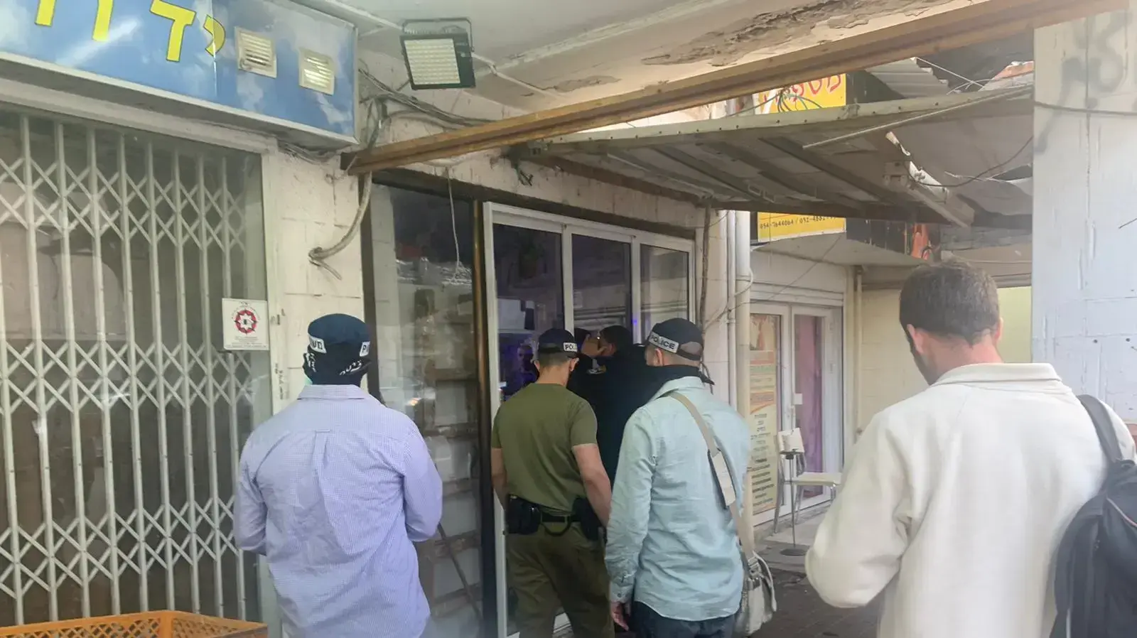 כוחות משטרה באזור מגוריו של המחבל הערבי ישראלי מחיפה מהפיגוע בהר הבית 6 בפברואר 2020 כוחות משטרה באזור מגוריו של המחבל הערבי ישראלי מחיפה מהפיגוע בהר הבית 6 בפברואר 2020