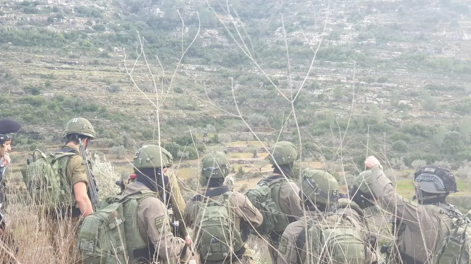 מפקדים ולוחמים מסריקות אחר המחבל מפיגוע הירי בצומת הפרסה מפקדים ולוחמים מסריקות אחר המחבל מפיגוע הירי בצומת הפרסה