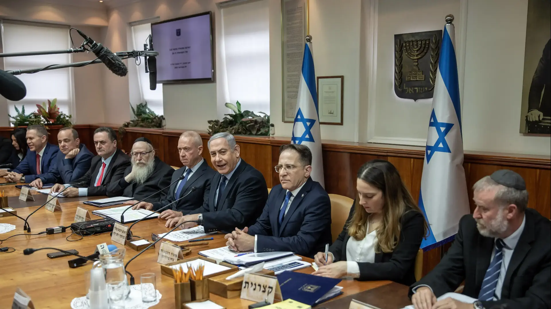 ראש הממשלה בנימין נתניהו והיועץ המשפטי לממשלה אביחי מנדלבליט בישיבת ממשלה 9.2.2020