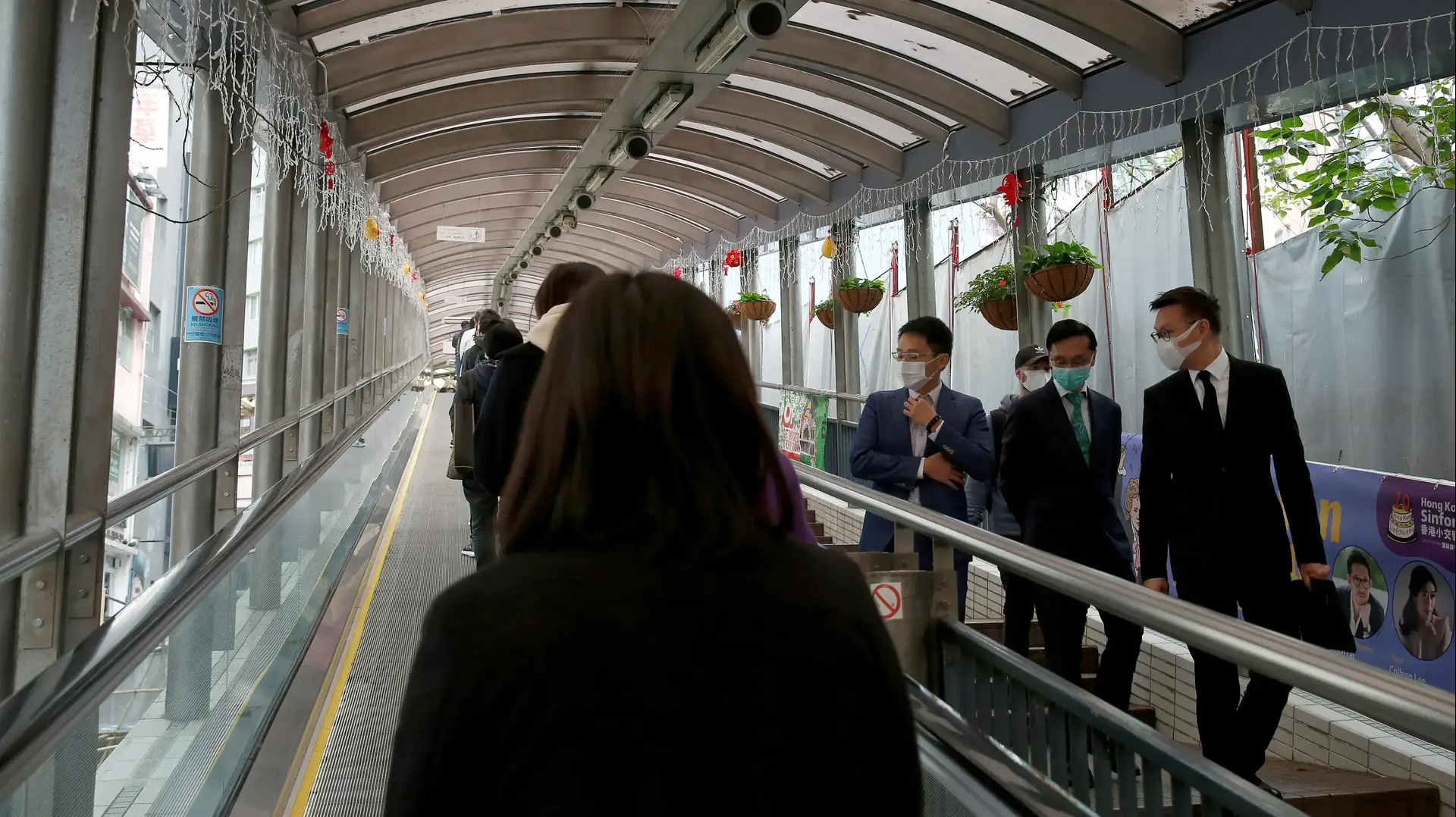 נוסעים בתחנת רכבת בהונג קונג, 10 בפברואר 2020 נוסעים בתחנת רכבת בהונג קונג, 10 בפברואר 2020