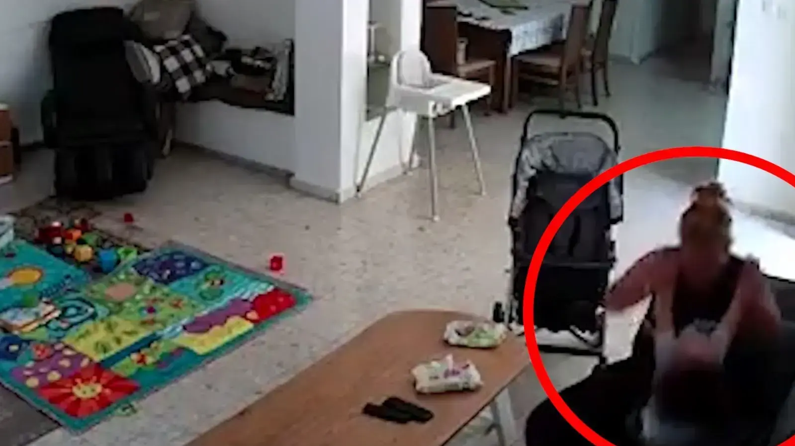 תיעוד המטפלת ציפורה דוד שתועדה מכה תינוק בנס ציונה תיעוד המטפלת ציפורה דוד שתועדה מכה תינוק בנס ציונה