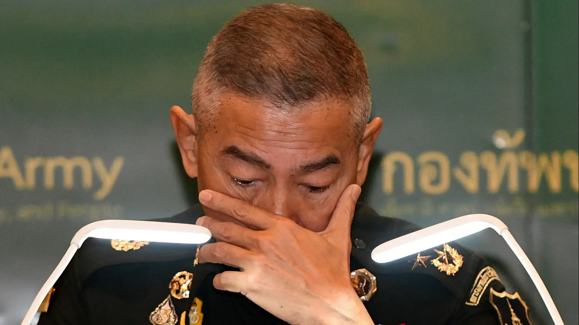 רמטכ"ל צבא תאילנד בוכה במסיבת עיתונאים לאחר הטבח בו פתח חייל בצבא במסע ירי, 11 בפברואר 2020 רמטכ"ל צבא תאילנד בוכה במסיבת עיתונאים לאחר הטבח בו פתח חייל בצבא במסע ירי, 11 בפברואר 2020