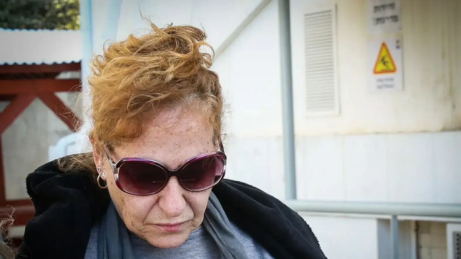ציפורה דוד, המטפלת שהורשעה בהתעללות בילד, מחוץ לבית המשפט ברחובות, 10 בפברואר 2020