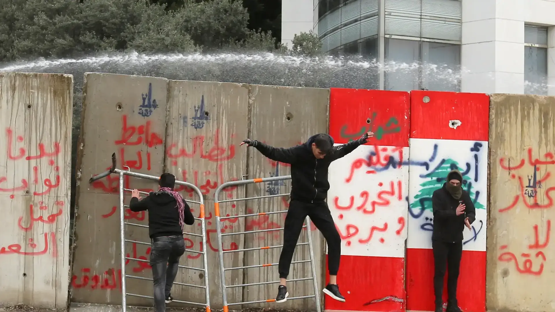 מחאה בביירות, לבנון אשר מבקשת למנוע מחברי פרלמנט ובעלי ממשל להגיע לפרלמנט להצבעת אמון , 11 בפברואר 2020
מחאה בביירות, לבנון אשר מבקשת למנוע מחברי פרלמנט ובעלי ממשל להגיע לפרלמנט להצבעת אמון , 11 בפברואר 2020