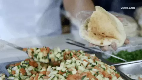 סלט בפיתה - גיף סלט בפיתה - גיף