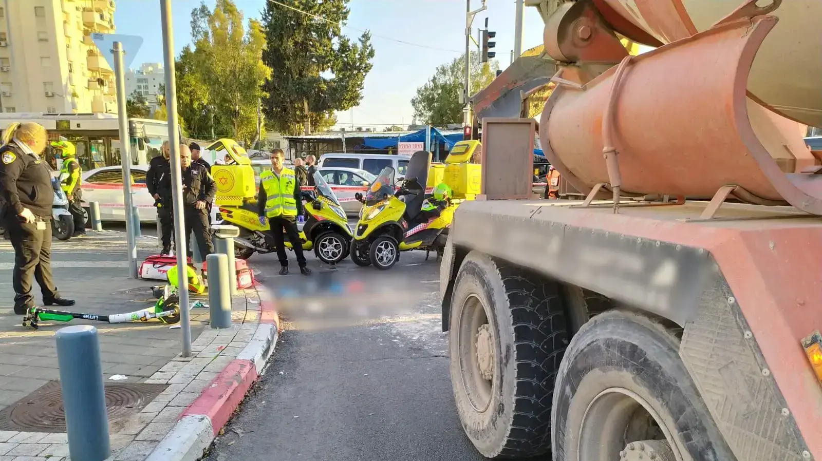 נער בן 14 שרכב על קורקינט בדרך משה דיין בתל אביב נהרג מפגיעת מערבל בטון, 12 בפברואר 2020 נער בן 14 שרכב על קורקינט בדרך משה דיין בתל אביב נהרג מפגיעת מערבל בטון, 12 בפברואר 2020