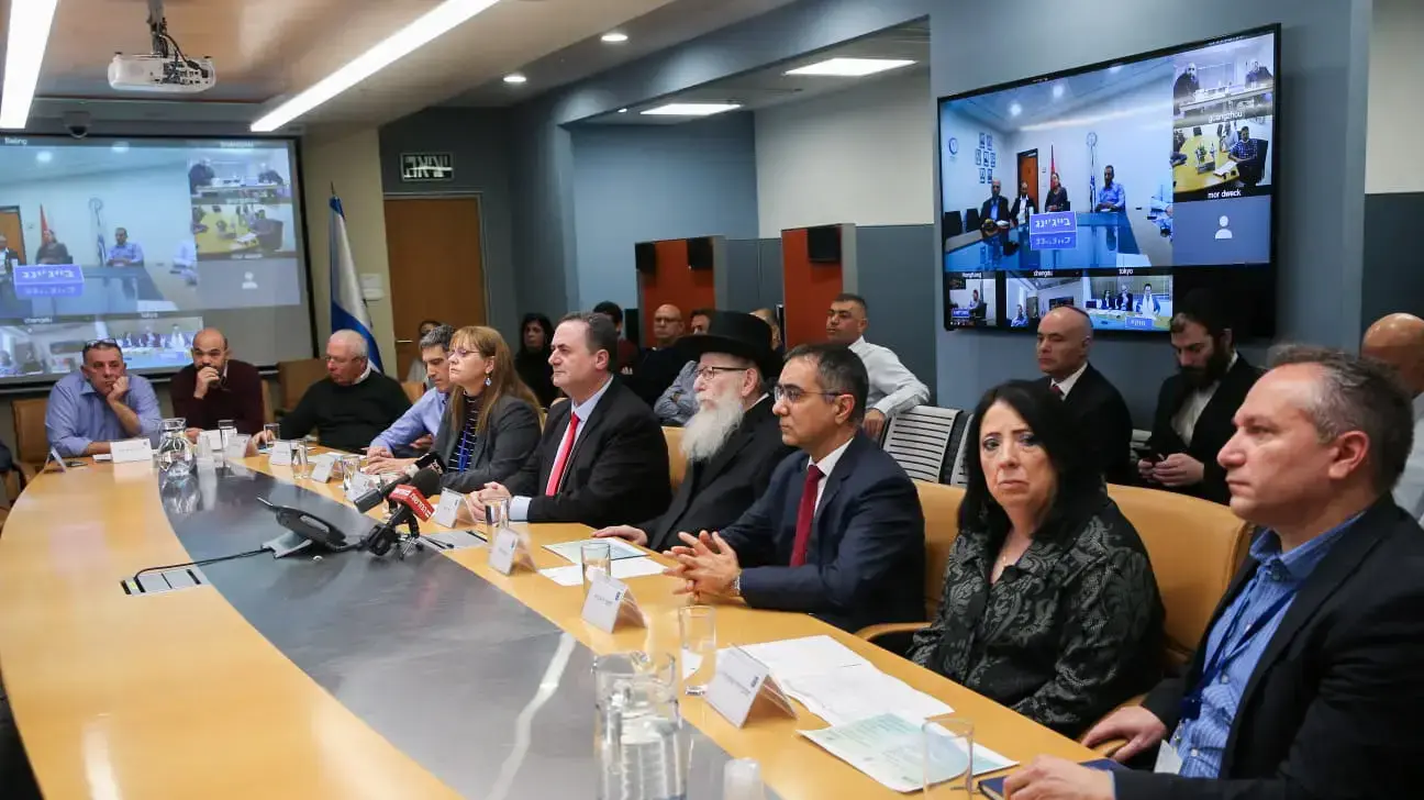 תדרוך בראשות שר החוץ, ישראל כץ ושר הבריאות, יעקב ליצמן במשרד החוץ בנושא נגיף הקורונה 13 בפברואר 2020 תדרוך בראשות שר החוץ, ישראל כץ ושר הבריאות, יעקב ליצמן במשרד החוץ בנושא נגיף הקורונה 13 בפברואר 2020