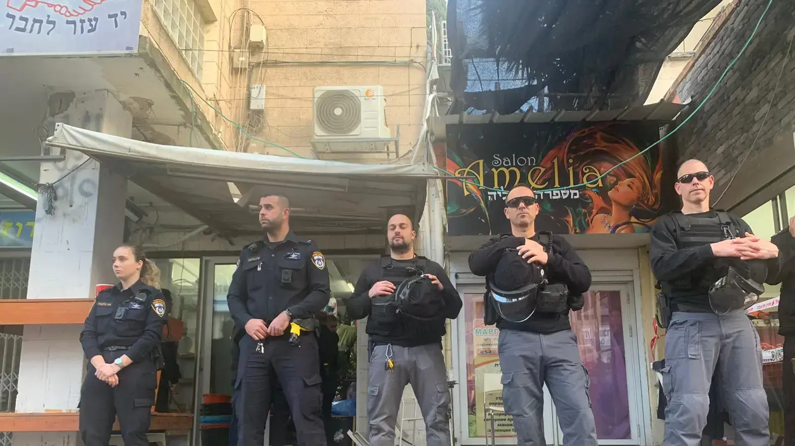 המשטרה בפתח חנות הפרחים של המחבל שאדי בנא בחיפה, פברואר 2020 המשטרה בפתח חנות הפרחים של המחבל שאדי בנא בחיפה, פברואר 2020