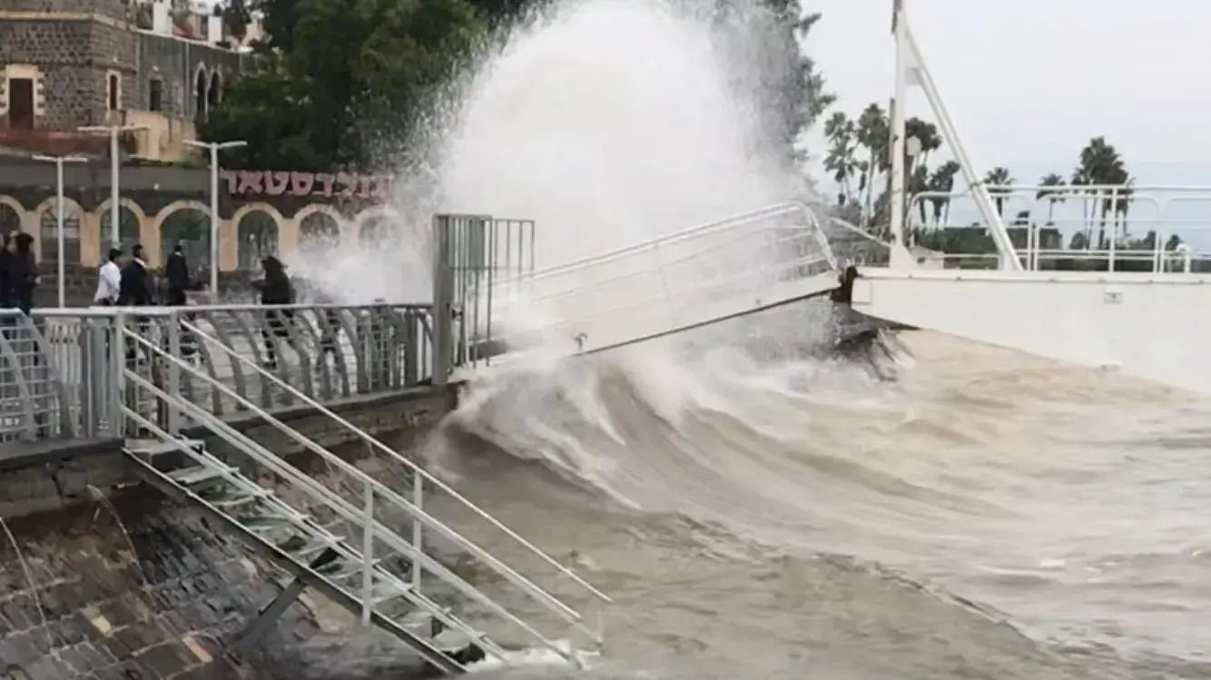 הכנרת סוערת בגלל רוחות חזקות, והגלים מתנפצים על הטיילת. 14 בפברואר 2020 הכנרת סוערת בגלל רוחות חזקות, והגלים מתנפצים על הטיילת. 14 בפברואר 2020