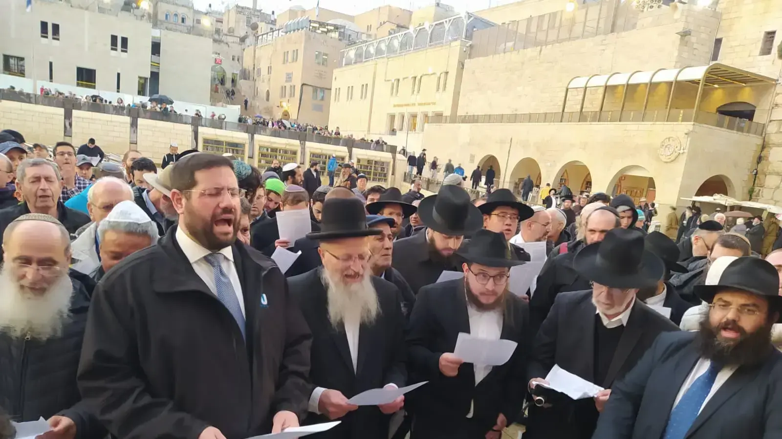 תפילה בכותל "לרפואת העם הסיני" בעקבות נגיף הקורונה 16 בפברואר 2020 תפילה בכותל "לרפואת העם הסיני" בעקבות נגיף הקורונה 16 בפברואר 2020