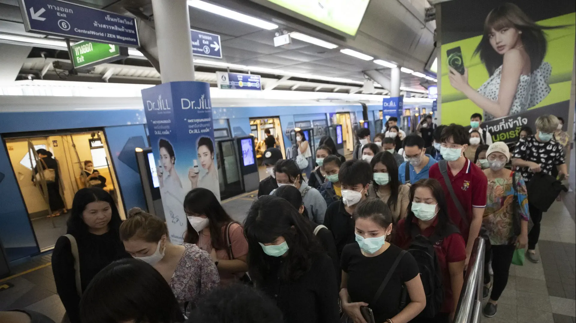 נוסעים בתחנת רכבת בבנקוק תאילנד עם מסכות לפניהם מחשש להידבקות בקורונה ב-7 בפברואר 2020 נוסעים בתחנת רכבת בבנקוק תאילנד עם מסכות לפניהם מחשש להידבקות בקורונה ב-7 בפברואר 2020