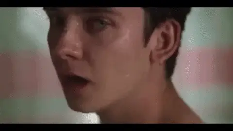 גיף נער מאונן במקלחת גיף נער מאונן במקלחת