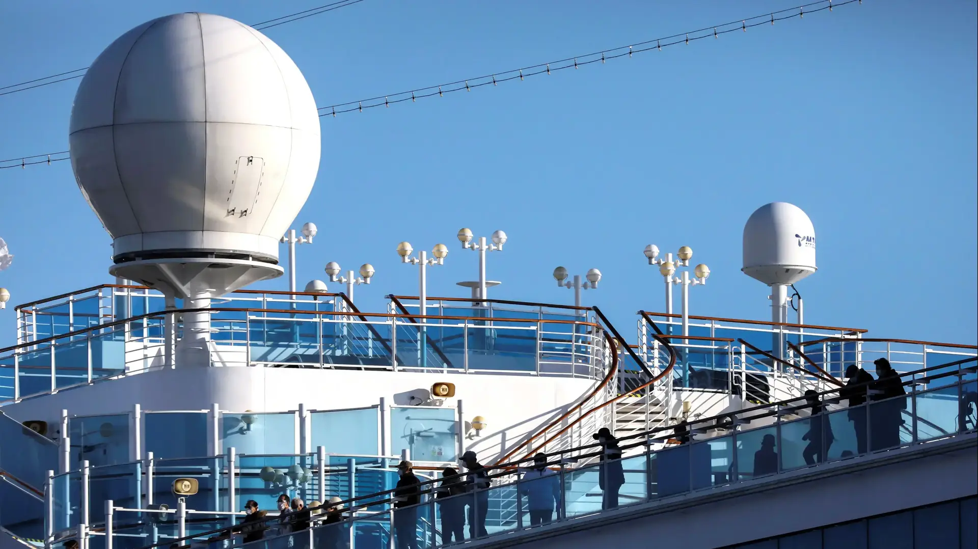 נוסעים על סיפונה של Diamond Princess העוגנת לחופי יוקוהאמה, 18 בפברואר 2020 נוסעים על סיפונה של Diamond Princess העוגנת לחופי יוקוהאמה, 18 בפברואר 2020