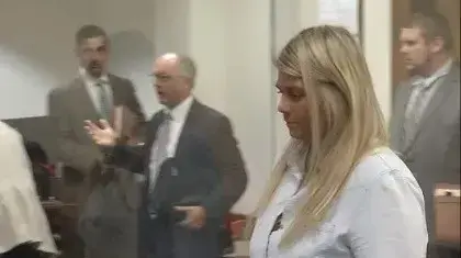 קורטני רוזנובסקי מואשמת באונס תלמיד בן 16
קורטני רוזנובסקי מואשמת באונס תלמיד בן 16