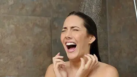 אשה צועקת במקלחת אשה צועקת במקלחת