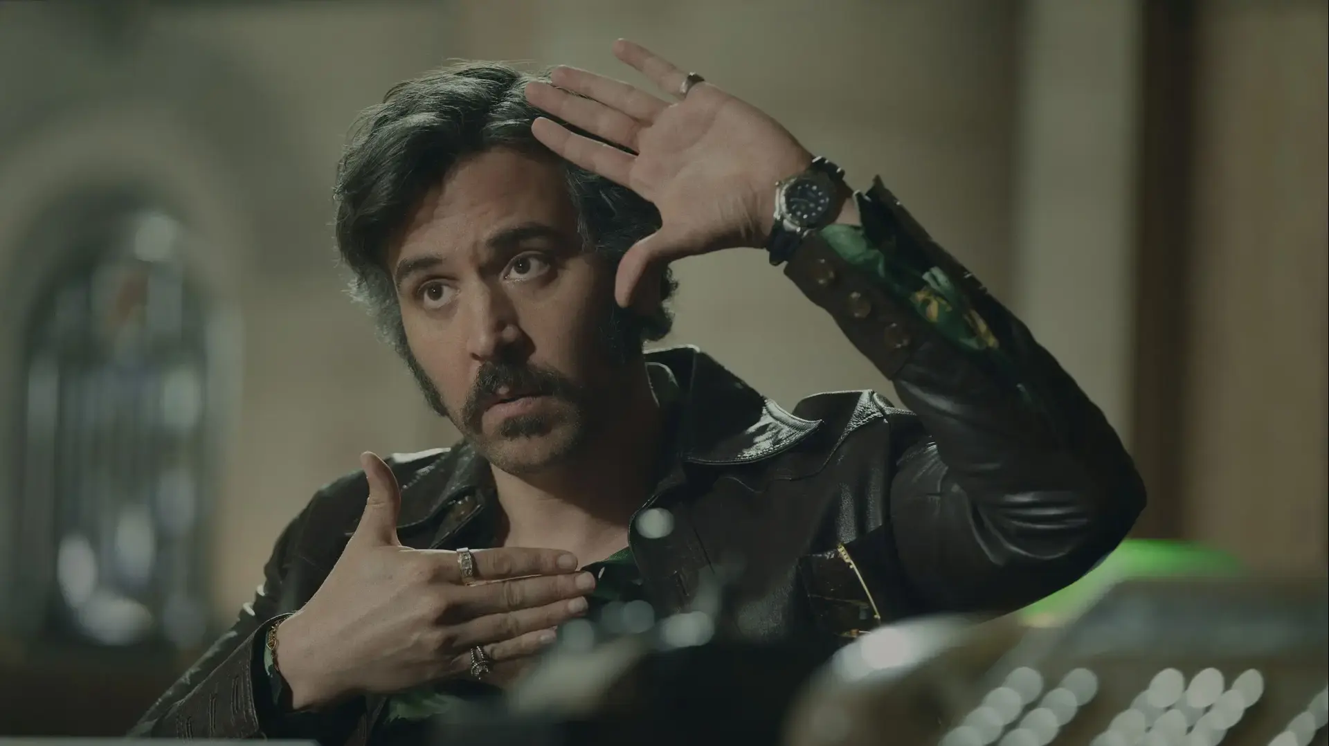 הסדרה Hunters, ציידים, ג'וש רדנור הסדרה Hunters, ציידים, ג'וש רדנור