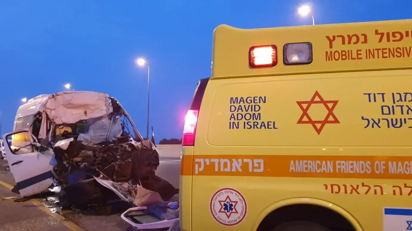 זירת תאונת הדרכים בין רכב פרטי לרכב הסעות, שבו נהרג גבר בן 50 ועוד 10 נפצעו בצומת קסטינה. 19 בפברואר 2020