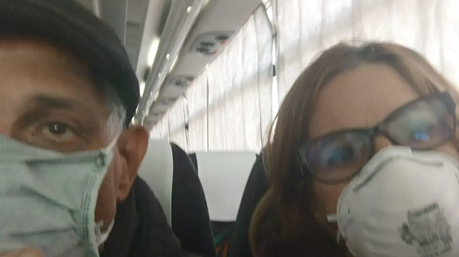 הישראלים עדנה והנרי בן שבת מפונים מספינת הקורונה "דיימונד פרינסס" על האוטובוס בדרך למלון בטוקיו. 19 בפברואר 2020 הישראלים עדנה והנרי בן שבת מפונים מספינת הקורונה "דיימונד פרינסס" על האוטובוס בדרך למלון בטוקיו. 19 בפברואר 2020