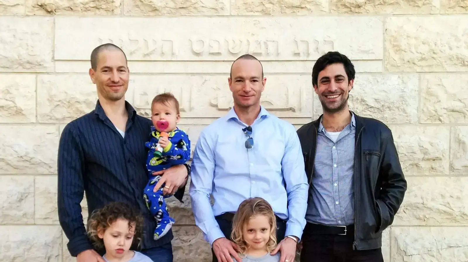 בבג"ץ: איתי ויואב פנקס ארד עם 3 בנותיהם ועו"ד חגי קלעי המייצג אותם