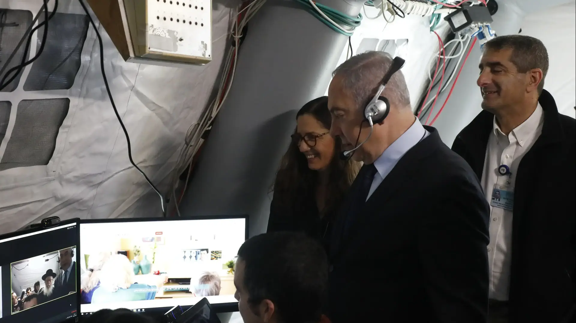 ראש הממשלה בנימין נתניהו בביקור במתחם הבידוד לנדבקים בווירוס הקורונה בבית החולים שיבא, 19 בפברואר 2020 ראש הממשלה בנימין נתניהו בביקור במתחם הבידוד לנדבקים בווירוס הקורונה בבית החולים שיבא, 19 בפברואר 2020
