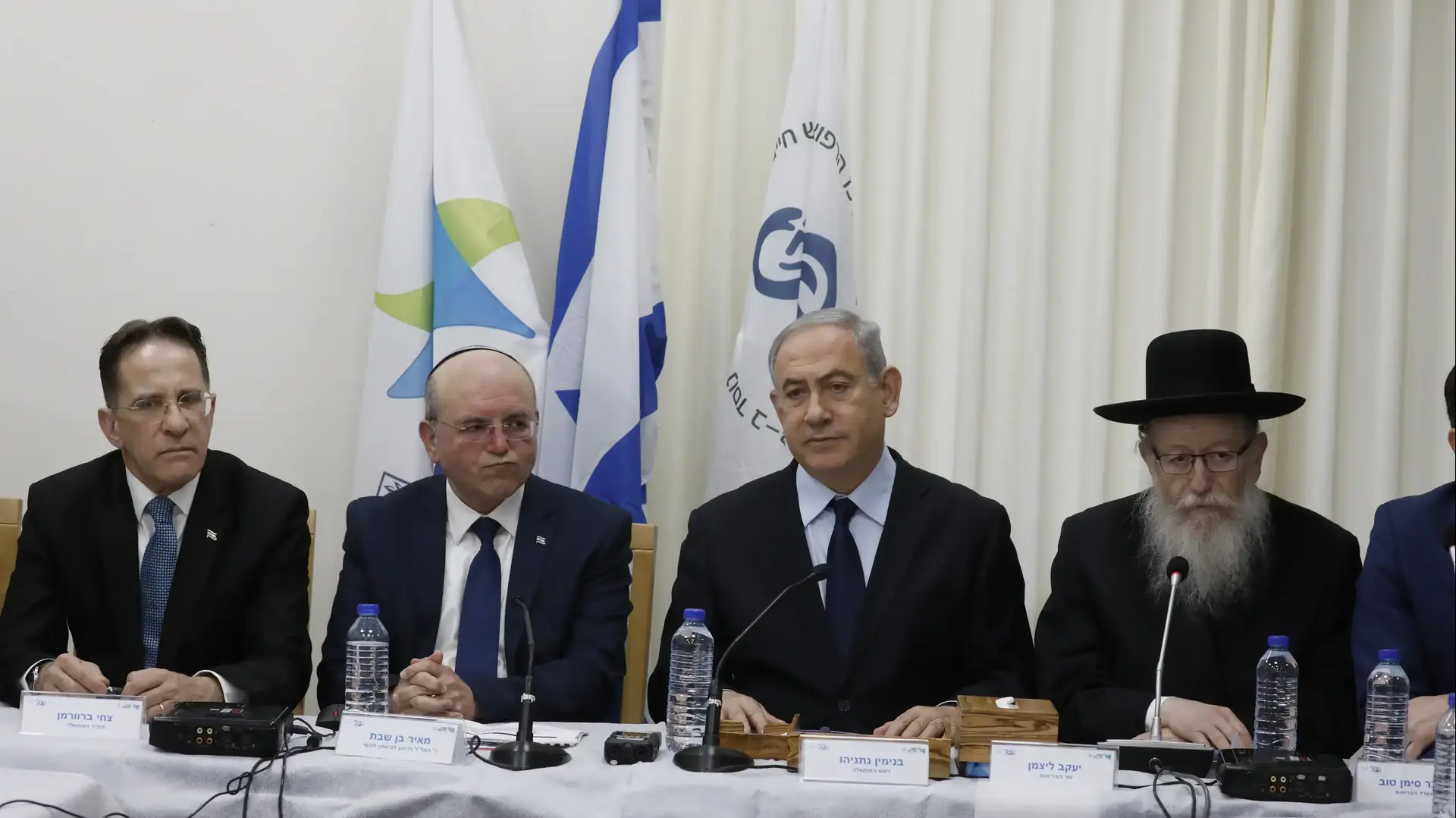 שר הבריאות יעקב ליצמן וראש הממשלה בנימין נתניהו בביקור במתחם הבידוד לנדבקים בווירוס הקורונה בבית החולים שיבא, 19 בפברואר 2020 שר הבריאות יעקב ליצמן וראש הממשלה בנימין נתניהו בביקור במתחם הבידוד לנדבקים בווירוס הקורונה בבית החולים שיבא, 19 בפברואר 2020