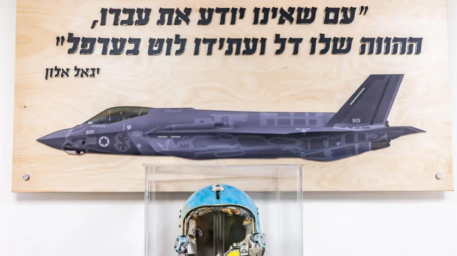 קסדתו של חלל צה"ל רב-סרן דניאל (דני) גורי ז"ל לאלמנתו אופירה גורי ולבתו דנה. הקסדה נמסרה ע"י מפקד הבסיס תת-אלוף עומר טישלר, מפקד הטייסת סגן-אלוף ט' וחוקר התאונות רב-סרן א׳, נבטים 19 בפברואר 2020 קסדתו של חלל צה"ל רב-סרן דניאל (דני) גורי ז"ל לאלמנתו אופירה גורי ולבתו דנה. הקסדה נמסרה ע"י מפקד הבסיס תת-אלוף עומר טישלר, מפקד הטייסת סגן-אלוף ט' וחוקר התאונות רב-סרן א׳, נבטים 19 בפברואר 2020