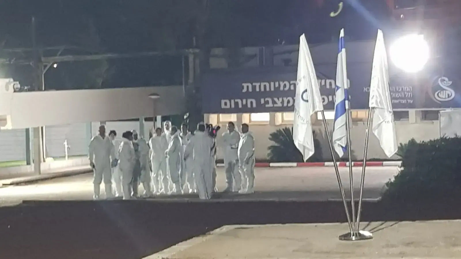 צוותי בית החולים שיבא תל השומר ממתינים לקליטת הישראלים מהספינה ביפן. 21 בפברואר 2020 צוותי בית החולים שיבא תל השומר ממתינים לקליטת הישראלים מהספינה ביפן. 21 בפברואר 2020