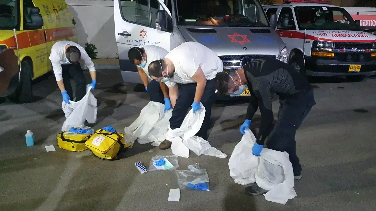 צוותי מד"א מתמגנים בנתב"ג לקראת הגעת הישראלים מספינת הקורונה. 21 בפברואר 2020 צוותי מד"א מתמגנים בנתב"ג לקראת הגעת הישראלים מספינת הקורונה. 21 בפברואר 2020
