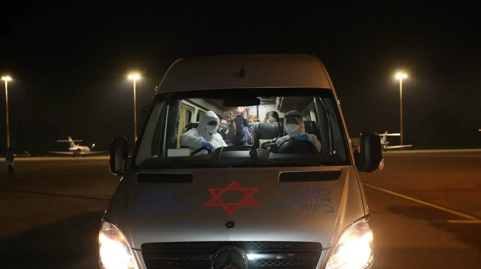כלי הרכב המיוחד של מד"א בו נסעו הישראלים מנתב"ג למרכז הבידוד בבית החולים שיבא בתל השומר. 21 בפברואר 2020 כלי הרכב המיוחד של מד"א בו נסעו הישראלים מנתב"ג למרכז הבידוד בבית החולים שיבא בתל השומר. 21 בפברואר 2020